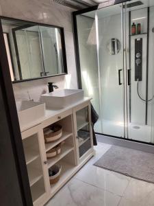 Bilik mandi di Le loft de la Roque