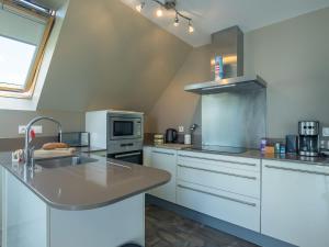 Dapur atau dapur kecil di Apartment Les Chardons Bleus 2 - BRP205 by Interhome