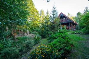 dom na środku ogrodu w obiekcie Garden House nad jeziorem Szelment w mieście Przejma Wielka