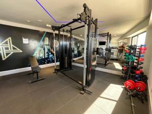 sala fitness z siłownią z maszynami w obiekcie Conforto ao Mar de Manaira Arpoar w mieście João Pessoa