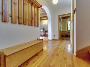 Una habitación con un altar de madera y un pasillo con escalera. en Chalet Partecznik by Interhome, en Wisła