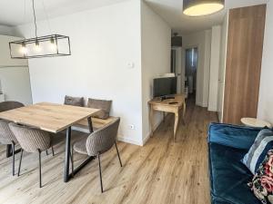 Televízia a/alebo spoločenská miestnosť v ubytovaní Apartment Dromaè-2 by Interhome