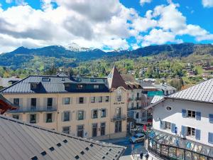 una vista aérea de una ciudad con montañas en el fondo en Apartment Conseil 3 by Interhome, en Saint-Gervais-les-Bains