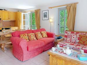 Una sala de estar con un sofá rojo y una mesa. en Apartment Conseil 3 by Interhome, en Saint-Gervais-les-Bains 14 fotos más