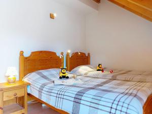 dos animales de peluche sentados en dos camas en un dormitorio en Apartment Conseil 3 by Interhome, en Saint-Gervais-les-Bains