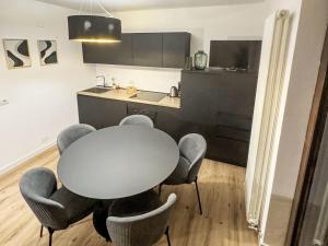 kuchnia ze stołem i krzesłami w pokoju w obiekcie Apartment Dromaè-1 by Interhome w mieście Mezzolago +23 zdjęcia