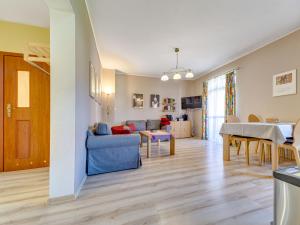 Televízia a/alebo spoločenská miestnosť v ubytovaní Apartment Nad Łomniczką-3 by Interhome
