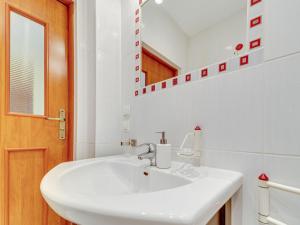 Kúpeľňa v ubytovaní Apartment Nad Łomniczką-3 by Interhome