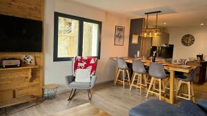 Una sala de estar con mesa de comedor y sillas. en Le Caribou La Mongie, en Bagnères-de-Bigorre