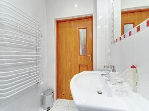Kúpeľňa v ubytovaní Apartment Nad Łomniczką-3 by Interhome