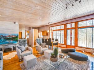 Posezení v ubytování Holiday Home Koukunmaja by Interhome