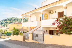 una casa con una puerta delante de ella en Bouganville, en Posada