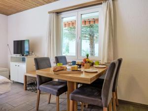 TV/trung tâm giải trí tại Apartment Chalet Almis-Bödeli-2 by Interhome