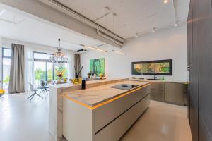 eine große Küche mit weißen Wänden und einer großen Insel in der Unterkunft Flexible SelfCheckIns 140 - The most Luxurious Villa with Private pool in Zagreb in Zagreb