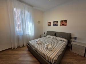a bedroom with a bed with two towels on it at Appartamenti Mondo Per Te in Santa Margherita Ligure