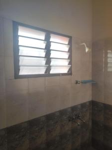 a window in a bathroom with a shower at Thiru Somasundaram in Tiruvannāmalai