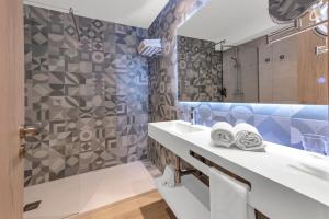 łazienka z umywalką i lustrem w obiekcie Hotel Palia Dolce Farniente 3 Sup w mieście Cala d´Or