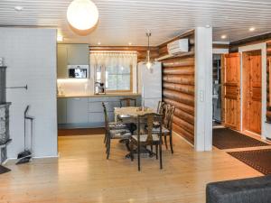 une salle à manger et une cuisine avec une table et des chaises dans l'établissement Holiday Home Piilopirtti by Interhome, à Salonnenä 15 autres photos