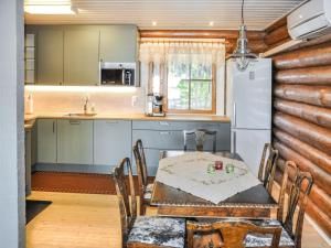 une cuisine avec une table et un réfrigérateur dans l'établissement Holiday Home Piilopirtti by Interhome, à Salonnenä