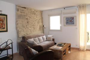 a living room with a couch and a table at Agréable maison de ville in Eyragues