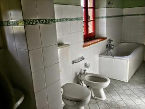 a bathroom with a toilet and a sink and a tub at Agriturismo Il Pozzo in Greve in Chianti