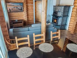 un salon avec un canapé, des chaises et un poêle dans l'établissement Holiday Home Iltarusko by Interhome, à Hara 16 autres photos