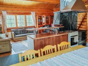 een keuken met een fornuis en een bank in een huisje bij Holiday Home Iltaranta by Interhome in Jyväskylä