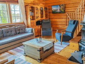 een woonkamer met een bank en stoelen in een hut bij Holiday Home Iltaranta by Interhome in Jyväskylä