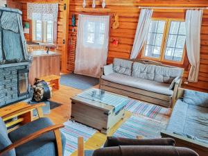 een woonkamer met een bank en een open haard bij Holiday Home Iltaranta by Interhome in Jyväskylä