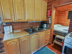 Køkken eller tekøkken på Holiday Home Ainola by Interhome