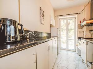 Kuchyň nebo kuchyňský kout v ubytování Apartment Villa Hiss by Interhome