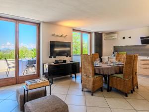 Casnate con BernateにあるApartment Belvedere by Interhomeのテーブルとテレビのあるリビングルーム +49枚の写真