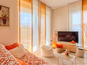 un salon avec un canapé et une télévision dans l'établissement Holiday Home Aurora by Interhome, à Colico