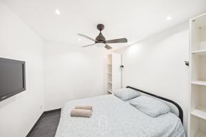 ein Schlafzimmer mit Bett und Deckenventilator in der Unterkunft Maison sur l'eau-Hyères-Almanarre-Parkings Clim WIFI By HC in Hyères