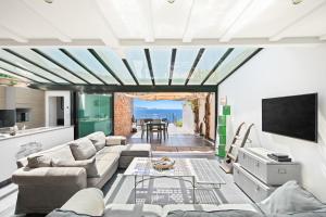 ein Wohnzimmer mit Sofa und Tisch in der Unterkunft Maison sur l'eau-Hyères-Almanarre-Parkings Clim WIFI By HC in Hyères