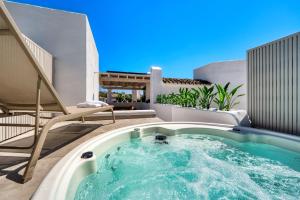 Bazén v ubytování 1081 beachfront penthouse jacuzzi roofterace lounge wifi nebo v jeho okolí