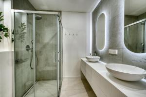 Koupelna v ubytování 1081 beachfront penthouse jacuzzi roofterace lounge wifi + 20 fotografií