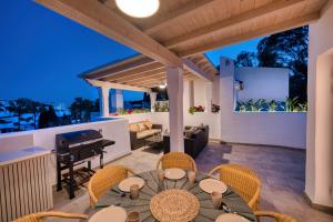 Balkón nebo terasa v ubytování 1081 beachfront penthouse jacuzzi roofterace lounge wifi