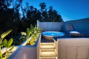 Bazén v ubytování 1081 beachfront penthouse jacuzzi roofterace lounge wifi nebo v jeho okolí