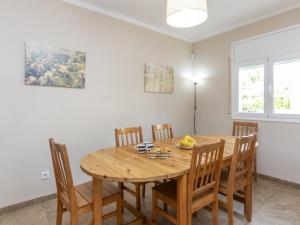 una sala da pranzo con tavolo e sedie in legno di Villa Junqué-Verdure by Interhome a Miami Platja