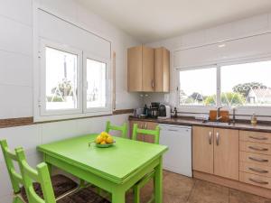 una cucina con un tavolo con una ciotola di frutta sopra di Villa Junqué-Verdure by Interhome a Miami Platja