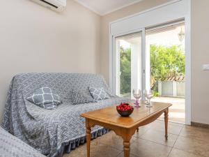 un soggiorno con letto e tavolo in legno di Villa Junqué-Verdure by Interhome a Miami Platja