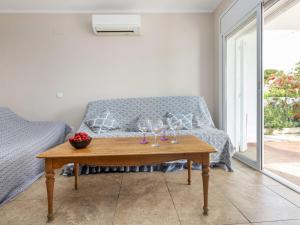 un soggiorno con divano e tavolo con bicchieri da vino di Villa Junqué-Verdure by Interhome a Miami Platja Altre 20 foto