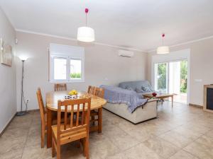 un soggiorno con un tavolo e un divano di Villa Junqué-Verdure by Interhome a Miami Platja