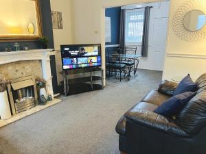 salon z kanapą i telewizorem w obiekcie Ideal 2 bed pay-as-you-stay home in Widnes sleep 5 w mieście Halton