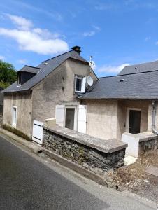 an old stone house on the side of a street at La Maisonnette in Lugagnan