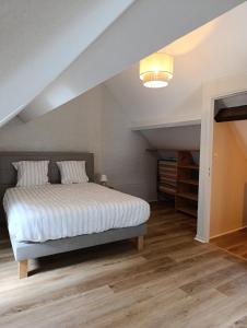 a bedroom with a bed in a attic at La Maisonnette in Lugagnan +8 photos
