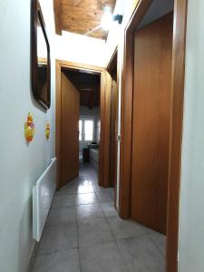 a hallway with a hallway leading to a bathroom at Lo chalet del vicolo in Roccasecca dei Volsci
