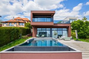 ein Haus mit einem Pool und einem Haus in der Unterkunft Flexible SelfCheckIns 140 - The most Luxurious Villa with Private pool in Zagreb in Zagreb
