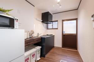 Kuchyňa alebo kuchynka v ubytovaní 良居民宿 YOSHII House 晴空塔徒步圈 整栋出租